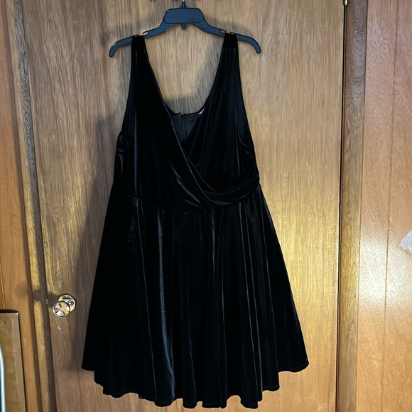Torrid size 22 ladies black velvet sleeveless dress zip back - Picture 1 of 4
